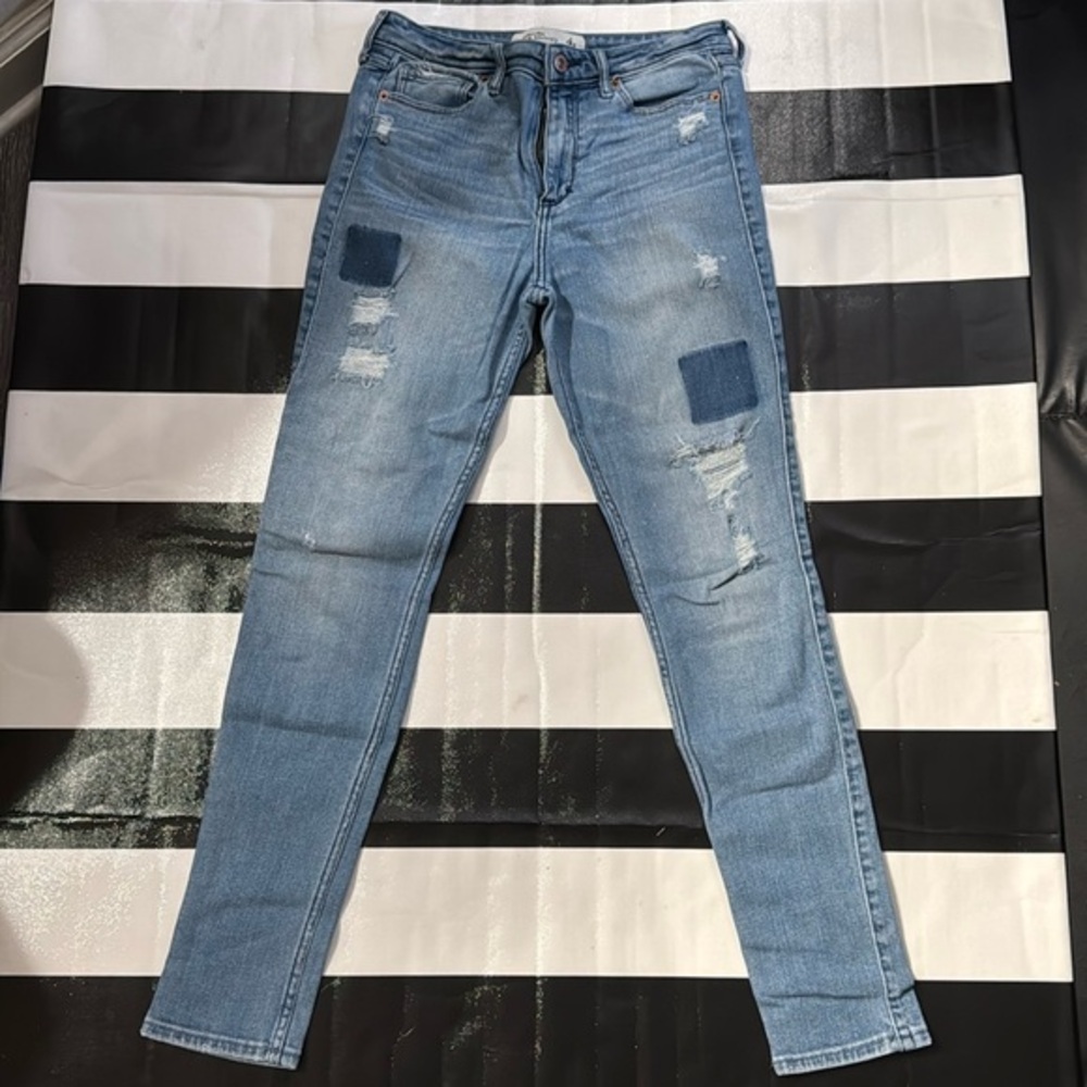 ABERCROMBIE AND FITCH SUPER SKINNY JEAN